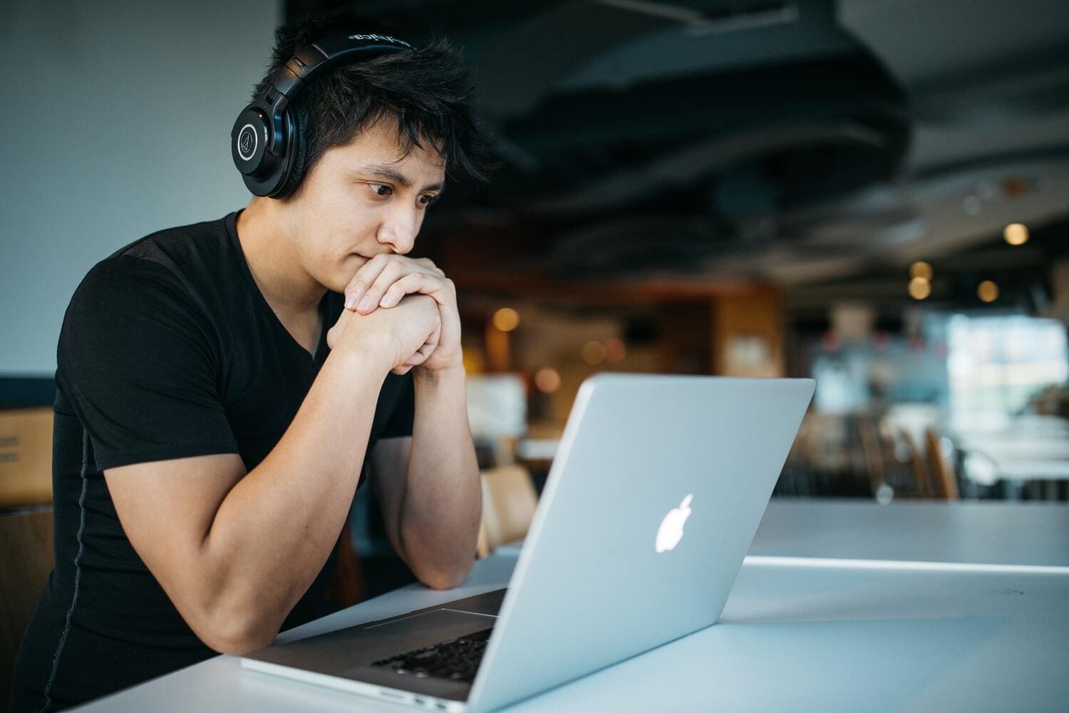 Estudiante utilizando un teléfono